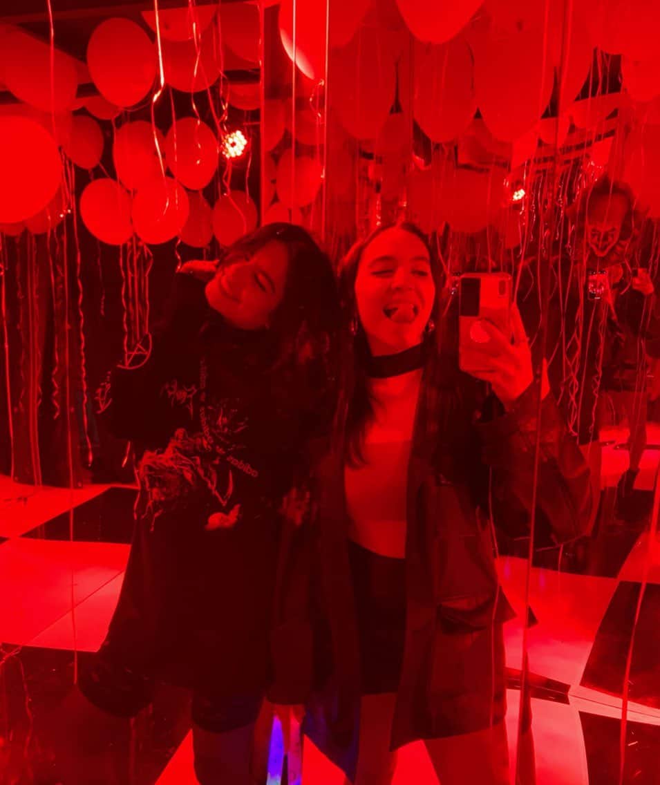 ステラ・ハジェンズのインスタグラム：「hey bud, how you doing!!! @ penny wise 🎈」