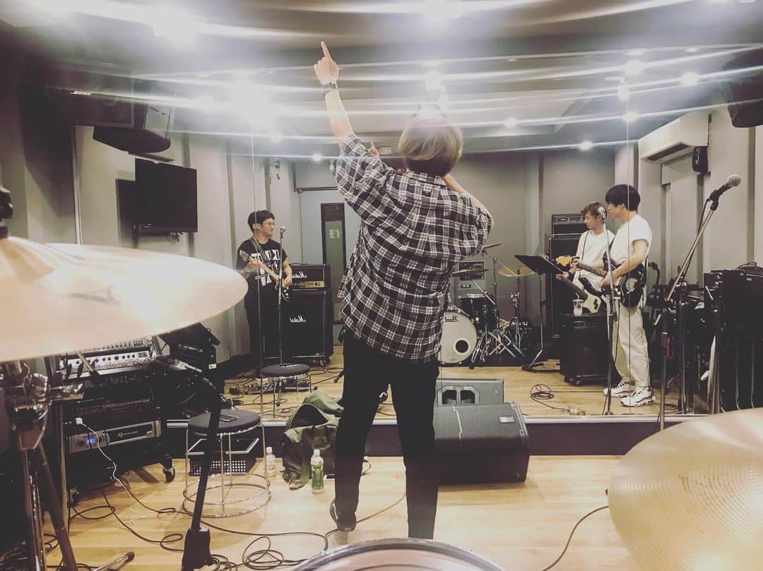石川龍のインスタグラム：「ザ・チャレンジは今週末の9/1（日）、大阪 泉大津フェニックスで開催されるRUSHBALL2019に出演します！今年は大阪でたくさんライブができて嬉しいことです。 今日は本番前のリハーサル。沢田さんも本番さながらの熱量で、きっと泉大津フェニックスの会場が目に浮かんでいたのでしょう。 出演は9/1（日）13:35！ラシュボに遊びに行く方、ぜひよろしくおねがいしマッスル💪😆💪 #RUSHBALL2019 #ザチャレ」