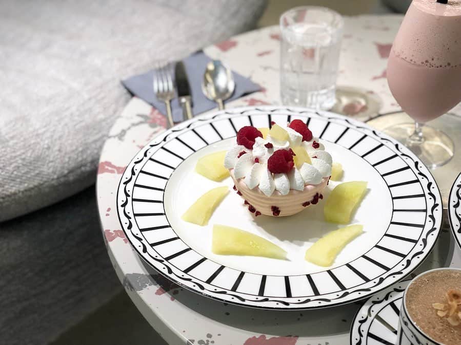 Sayuri（岸岡小百合）さんのインスタグラム写真 - (Sayuri（岸岡小百合）Instagram)「* あぁ、なんて可愛くて美味しくて、 心満たされる空間なの😭❤️ * ✅Cafe Dior by Pierre Herme * Diorの可愛すぎる食器に、 ピエールエルメのデザート😍 * 見た目も味もさすが。 食感も新しくて、心満たされました😭❤️ 大人の優雅な時間。 たまには必要ねw #Dior #銀座 #東京女子部 #cafedior  #cafediorpierreherme  #ピエールエルメ #cafe #cafe好きな人と繋がりたい #美容ブロガー」8月28日 0時27分 - sayuuringo