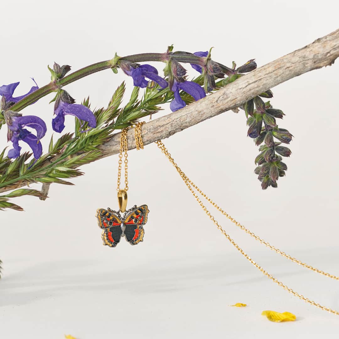 リンクスオブロンドンさんのインスタグラム写真 - (リンクスオブロンドンInstagram)「The Tortoiseshell Butterfly charm – a symbol of personal transformation – with black diamonds, sapphires & hand-painted enamel. Discover all 12 Wildlife Charms – tap to shop  #LinksofLondon #LinksWildlife」8月28日 0時30分 - linksoflondon