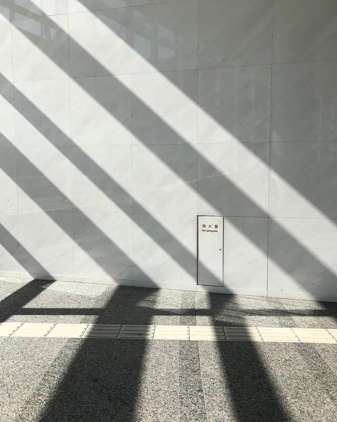 yukaさんのインスタグラム写真 - (yukaInstagram)「Shadow line ・ ・ ・ カメラ持ち歩いただけで 結局… #shotoniphone  #iphonephotography  #Apple #mwjp #indies_minimal  #line #ザ壁部」8月28日 0時35分 - yuka_ff