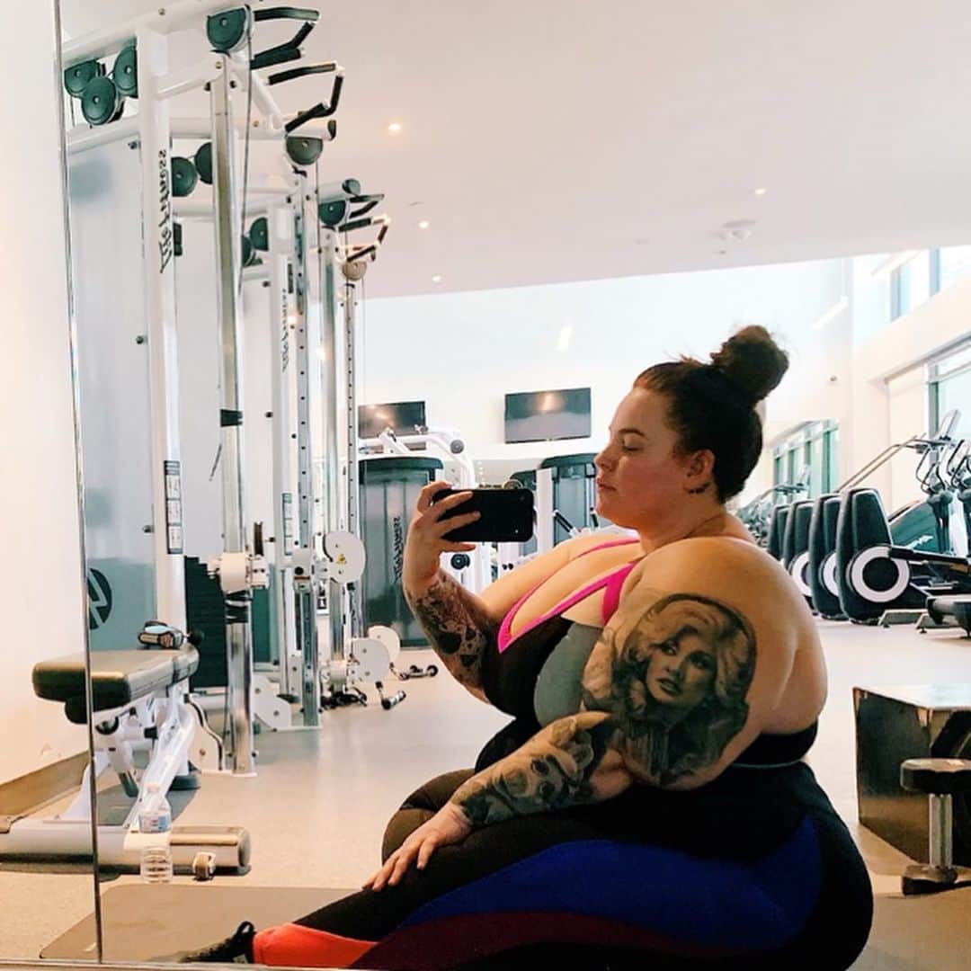 テス・ホリデーさんのインスタグラム写真 - (テス・ホリデーInstagram)「I snapped this yesterday after my workout because I felt cute! I never share these photos to prove anything, but it’s a conscious choice to share the ways I move my body because it de-stigmatizes the notion that plus size folks aren’t healthy/active. For me, I work out because it helps me in many ways, but what about those that can’t? Non able bodied folks or those that have illnesses that prevent them from doing so? Does that mean that they aren’t allowed to love their bodies? Are we only granting self love these days to those that are perceived as “healthy”? I’m told often that it’s my obligation as a public figure to educate folks that physical health is more important than self love. But really, my only obligation to y’all is to live a life as authentic and transparent as possible. I will continue to show that loving your body in whatever state, is vital. You can work out all you want, but if you hate yourself, no amount of weight loss will fix that. If you build a house on sand, it’s gonna wash away right? I say that as someone who in the past, has treated my body horribly. I said unkind things to it, and I allowed people who were closest to me to treat me as less than because of my size. I have tried to shrink myself metaphorically, to be invisible, to not stand out or take up space because I was so ashamed of my body. Why? Because I didn’t know it was okay to love myself, AS IS.  This kind of self love doesn’t happen overnight, and trust me, I NEVER thought I would have my “gym bros” (I lovingly call them this) @chrisfdsilva @getfitbyrob @willy_beamen by my side, keeping me accountable in ways I’ve asked them to. I never thought I would love going to the gym, but when I get to see my bros, it it makes my day. I’m also grateful to be working out with Chris while @massy.arias is busy running an empire. She has taught me so much, but it’s my job to implement what I’ve learned from her because this fat baby bird has to leave the nest eventually! If you take anything away from this be kind, always be the bigger person (in my case that’s easy!), treat others with compassion & realize that you deserve to love yourself as is. #effyourbeautystandards」8月28日 0時50分 - tessholliday