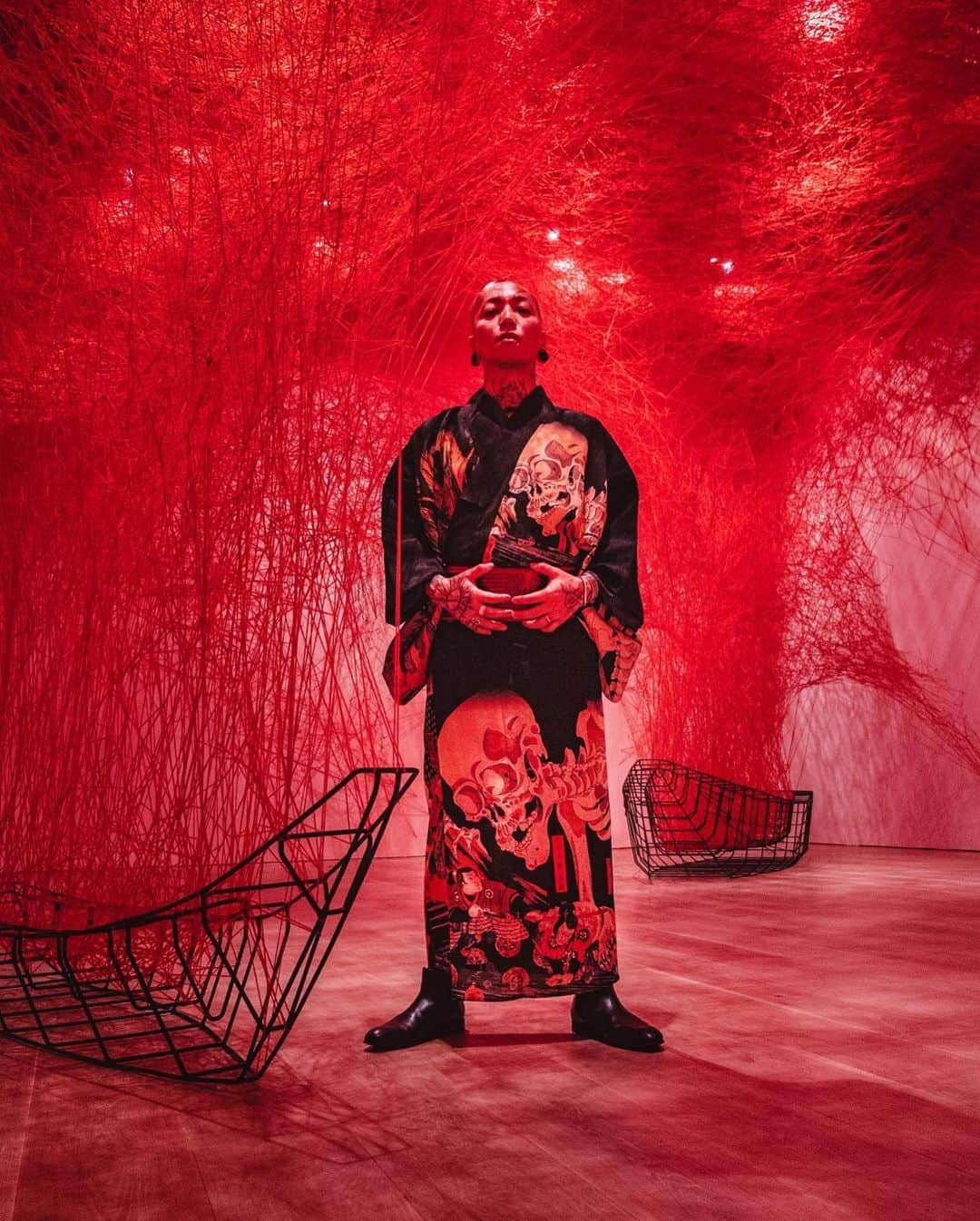 Anji SALZさんのインスタグラム写真 - (Anji SALZInstagram)「A bloodbath of red thread 🧵 And an honor to wrap @roach_taama in this amazing kimono - a true vision coming alive!! 👘🔥💀🔥👘 Also thanks to the @moriartmuseum who let us shoot at Shiota Chiharu’s amazing exhibit! (Still showing until 27th of October! Highly recommend!)💫 カッコいいヤツにカッコいい着物を着せたくなる👘🔥💀 @roach_taama と @moriartmuseum に協力を頂いて、素晴らしい作品が出来上がりました。 ちなみに塩田千春展は10月27日まで見える！おススメです！  Photo: @mrmitsugi Model: @roach_taama Styling/Dir: @salztokyo Kimono: @gofukuyasan available to purchase through my shop! #salztokyo」8月28日 0時49分 - salztokyo