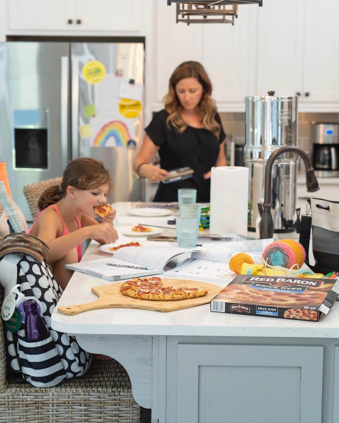Angie Keiserのインスタグラム：「Truthfully, we haven’t yet gotten into our back to school ‘groove’ yet.  From the new wake-up time, to a later end to tennis practice, and a whole lot of chaos in those in-between hours, mama needs a win. And I’ll happily take it in the form of an easy dinner that keeps us all happy, which is why our freezer is fully stocked with @redbaronpizza pizza (Thin & Crispy for me, Brick Oven for Sydney and Keith). This is what’s called a #PizzaParentWin - feel free to borrow my hack, and take back your sanity 😉 #IWorkWithRedBaron」