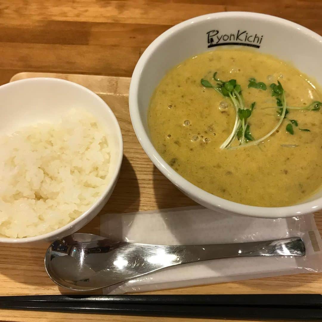のインスタグラム：「・ カレーうどん専門店 ・ 追い飯 ・ 麺撮るの忘れてた〜 ・ カレーうどんでまずいわけが無い ・ どうせなら冷やしカレーうどんなど トリッキーなヤツとかあれば良いのに🥳🥳🥳 ・ #いいね返し #Shizuoka  #東海 #食べ物 #静岡グルメ #静岡ランチ #パン🥐 #インスタ映え #酒飲み #静岡 #静岡市街中ランチ #ラーメン🍜 #おすすめカフェ☕️#静岡市パン屋 #デザート #スイーツ🍰 #駿河区ランチ  #葵区ランチ #静岡市ランチ #静岡市グルメ #静岡市カフェ #静岡市 #美味しいもの大好き #食通 ・ ・ 静岡市の食通さんと繋がりたい 情報交換求む  もっと美味しい店知りたい ・ #followme #eat #grumet #food #cafe #lunch」