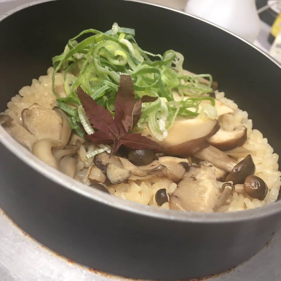鶏魚 谷町のインスタグラム：「鶏魚です！しーちゃんです🎶 当店には、美味しいシメの釜飯もあります♡ #釜飯 #シメ #鶏魚 #大阪 #谷町四丁目 #駅近 #セルフ飲み放題 #地域最安値 #コース #座敷 #個室 #貝盛り放題 #ガンガン焼き #あさり #はまぐり #ホンビノス貝 #牡蠣 #さざえ #飲み会 #女将」