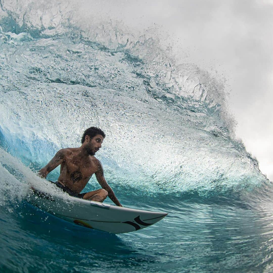 hurleyさんのインスタグラム写真 - (hurleyInstagram)「Friendly competition. ⠀⠀⠀ @Filipetoledo and @matahidrollet trade off as Teahupo’o starts to wake up. #TahitiPro」8月28日 0時48分 - hurley