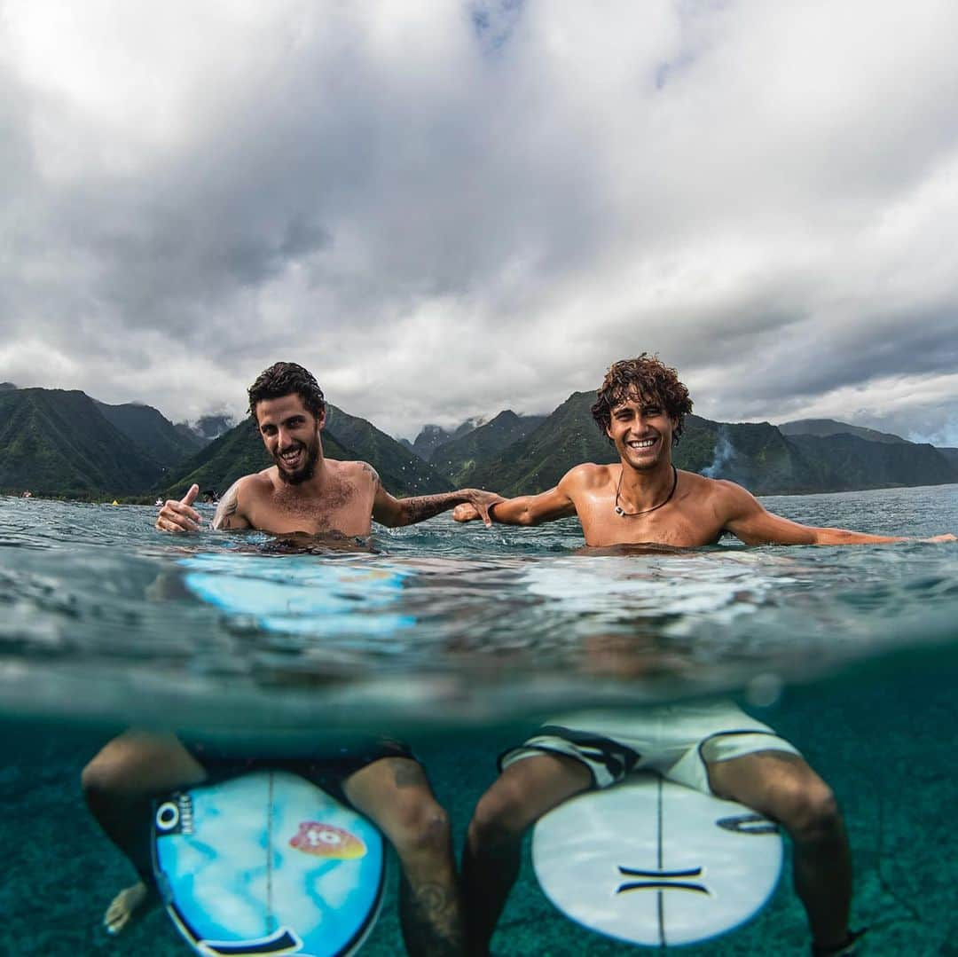 hurleyさんのインスタグラム写真 - (hurleyInstagram)「Friendly competition. ⠀⠀⠀ @Filipetoledo and @matahidrollet trade off as Teahupo’o starts to wake up. #TahitiPro」8月28日 0時48分 - hurley