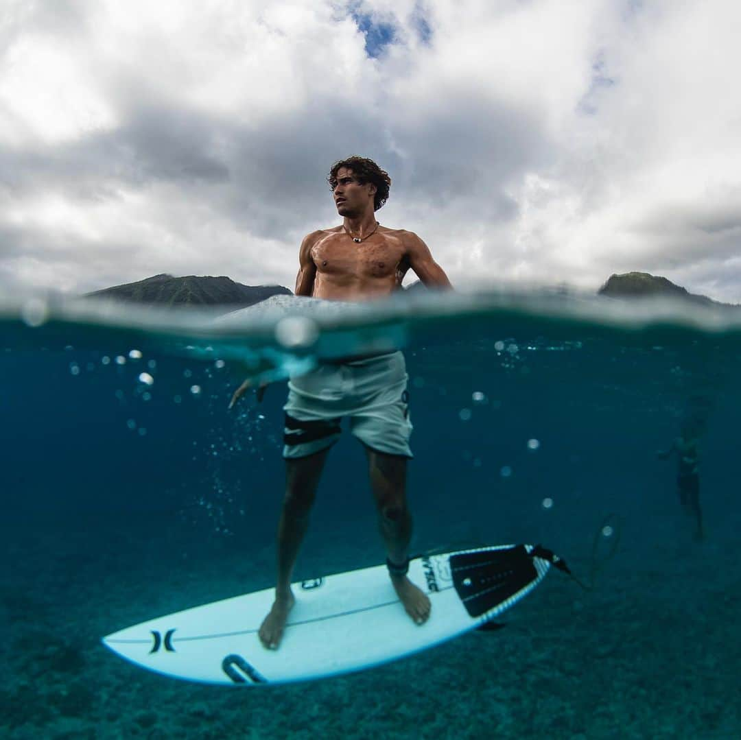 hurleyさんのインスタグラム写真 - (hurleyInstagram)「Friendly competition. ⠀⠀⠀ @Filipetoledo and @matahidrollet trade off as Teahupo’o starts to wake up. #TahitiPro」8月28日 0時48分 - hurley