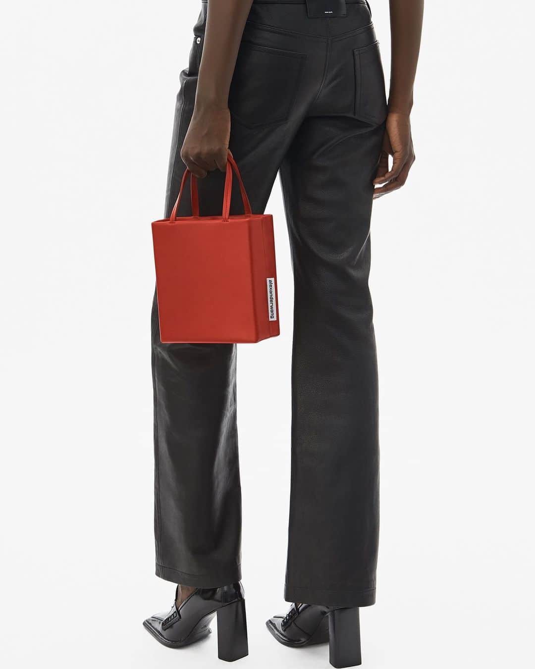 アレキサンダー・ワンのインスタグラム：「The SHE.E.O bag has it handled.」