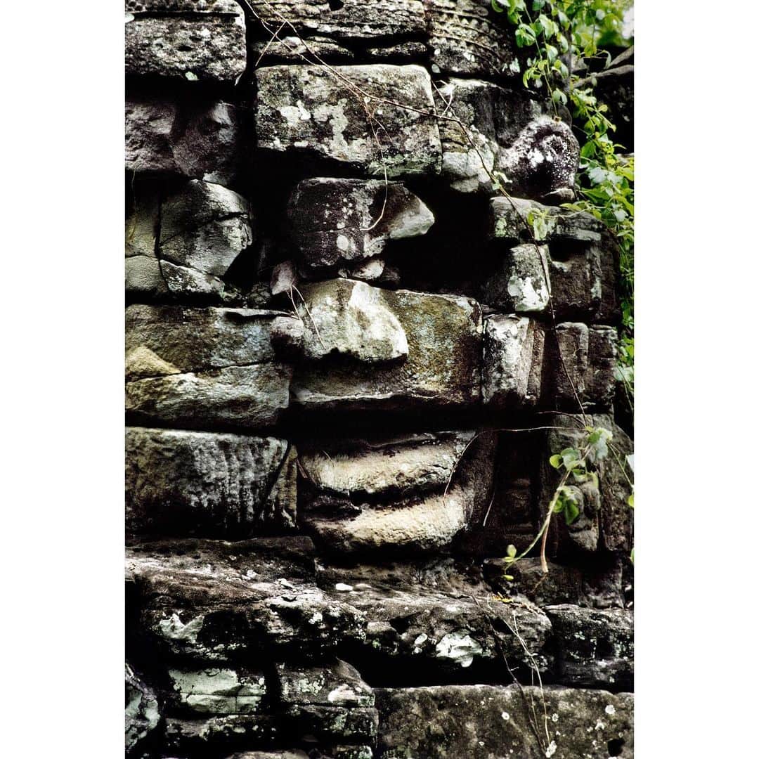 スティーブ・マカリーさんのインスタグラム写真 - (スティーブ・マカリーInstagram)「“It is only with age that you acquire the gift to evaluate decay, the epiphany of Wordsworth, the wisdom of Wabi Sabi: nothing is perfect, nothing is complete, nothing lasts.” – @paul.theroux  1st image: Preah Khan, #AngkorWat, #Cambodia, 1998. 2nd image: #AngkorWat, #Cambodia, 1999.」8月28日 1時08分 - stevemccurryofficial