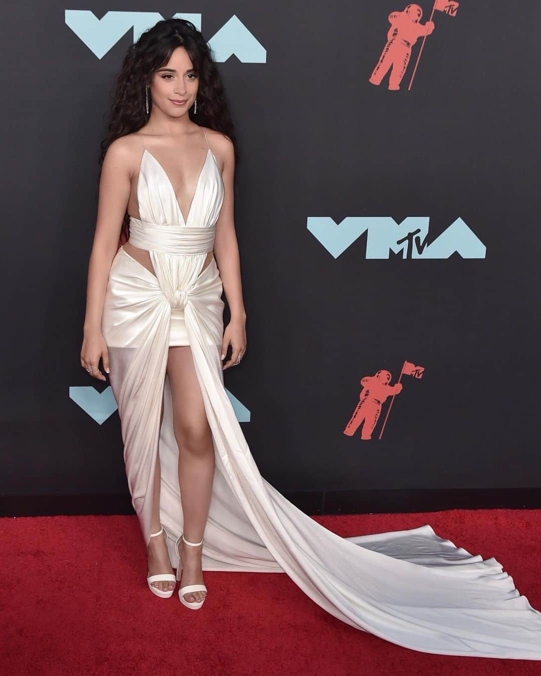 バルマンさんのインスタグラム写真 - (バルマンInstagram)「SEÑORITA Winning best collaboration award for Señorita at the #VMAs2019, @camila_cabello wore #BALMAINRE20 look by @olivier_rousteing. Styled by @marielhaenn and @robzangardi. #BALMAINARMY」8月28日 1時00分 - balmain