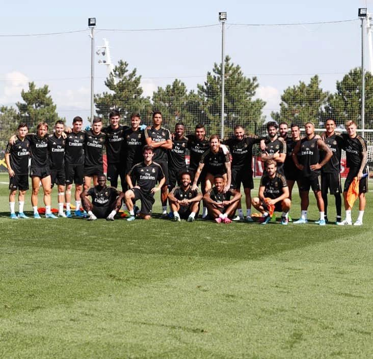 カゼミーロさんのインスタグラム写真 - (カゼミーロInstagram)「Encaramos todos los desafíos JUNTOS 💪🏽EQUIPO💪🏽 #HALAMADRID」8月28日 1時01分 - casemiro