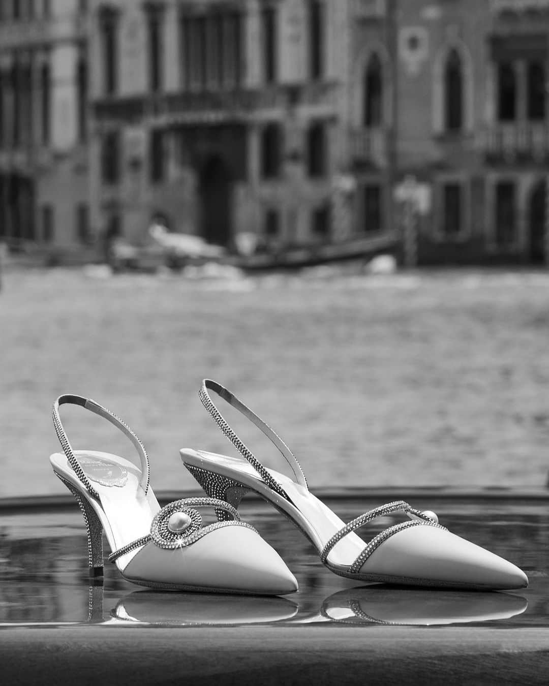 レネカオヴィラさんのインスタグラム写真 - (レネカオヴィラInstagram)「Wear the Venetian elegance and add a magic touch to your outfit with our #CaovillaSpillaSling, an open back court shoe made from blue satin with gleaming gold tone details.  #ReneCaovilla #UltimateVenice . . . . #ReneCaovilla #CaovillaDream」8月28日 1時02分 - renecaovilla