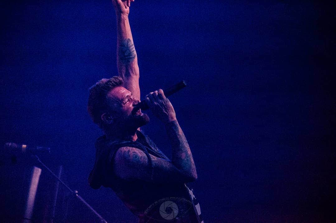 ヒンダーのインスタグラム：「You ALL are AMAZING!!! Thanks for always showing us LOVE and SUPPORT! 📸: @sicphotographs」