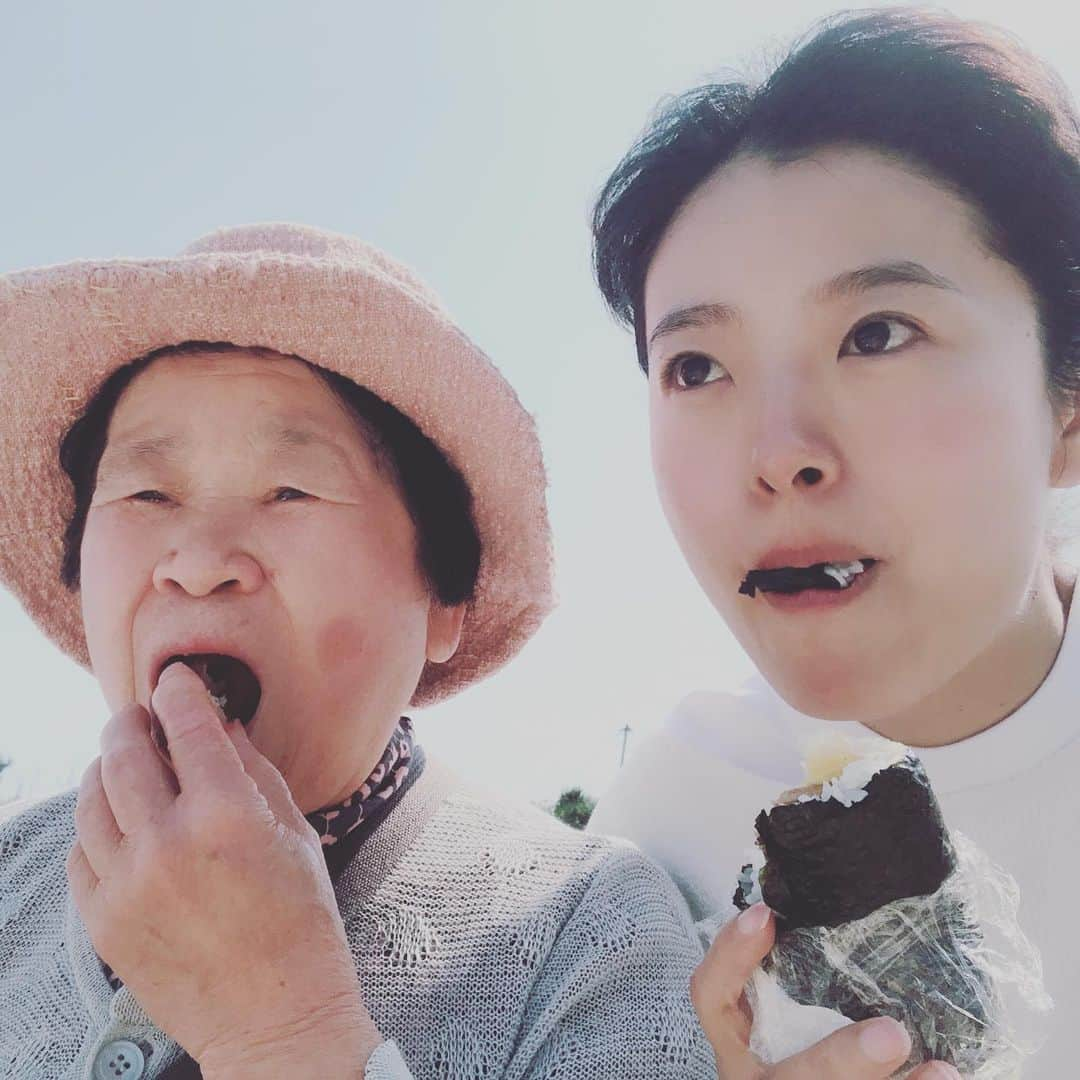 田中菜月さんのインスタグラム写真 - (田中菜月Instagram)「涙腺崩壊注意 『大家さんと僕 これから』 泣きすぎて、体がだるい。  私もおばあちゃんと離れてるけど、おばあちゃんが心の中に生きてるから、おばあちゃんの声が聞こえます。  矢部さんの授賞式のスピーチも感動しましたが、やはり大家さんが 隣にいてくれたのだなって、納得しました。  そして、澤井おばあちゃんに電話しました。  今日は何してたの？と聞くと . 車を運転し、畑に行って雑草とって、汗だくで帰ってシャワー浴びて、お昼寝してたら友だちが遊びにきたそうです。 今夜のごはんは、ひじきの煮物を作ろうかなーー？と。  最高だね、おばあちゃん！  9月は稲刈りで1週間、澤井おばあちゃんと暮らせる。 今から、楽しみです。  #大家さんと僕これから  #矢部太郎  #おばあちゃん #戦争体験」8月28日 1時06分 - natsuki_hakko