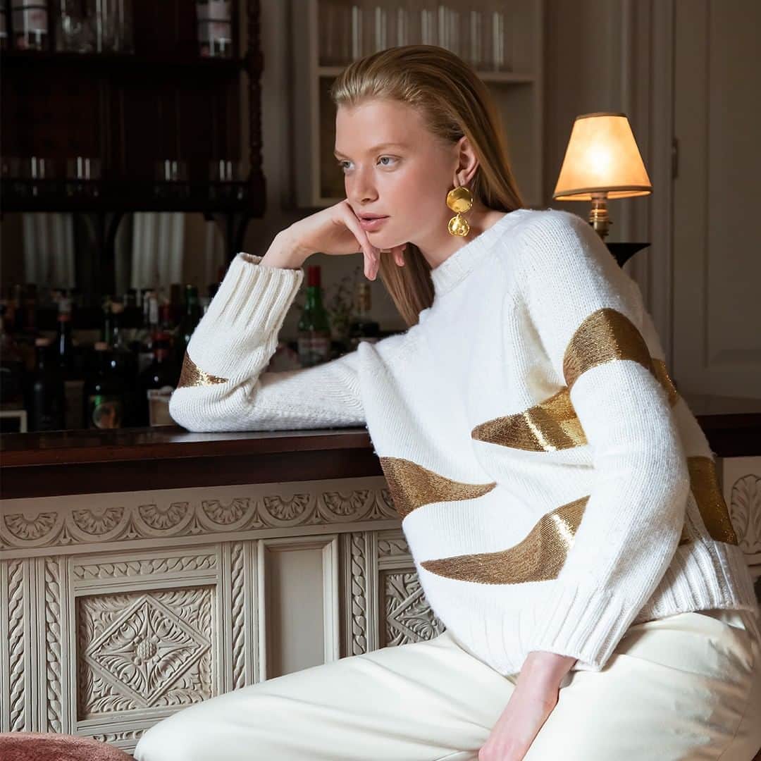 Johnstonsさんのインスタグラム写真 - (JohnstonsInstagram)「Our relaxed fit, luxuriously chunky jumper with gold embroidery detail, as featured at London Fashion Week. This piece highlights our expert craftsmanship, our use of the finest Cashmere fibres and our ability to create the ultimate luxury product featuring a sophisticated embellishment. . . . . #johnstonsofelgin #johnstons #luxuryknitwear #fashionknitwear #lfw #londonfashionweek #sophisticatedstyle #cashmerefashion #innovativefashion #britishluxury #britishfashion #effortlessstyle」8月28日 1時25分 - johnstonsofelgin