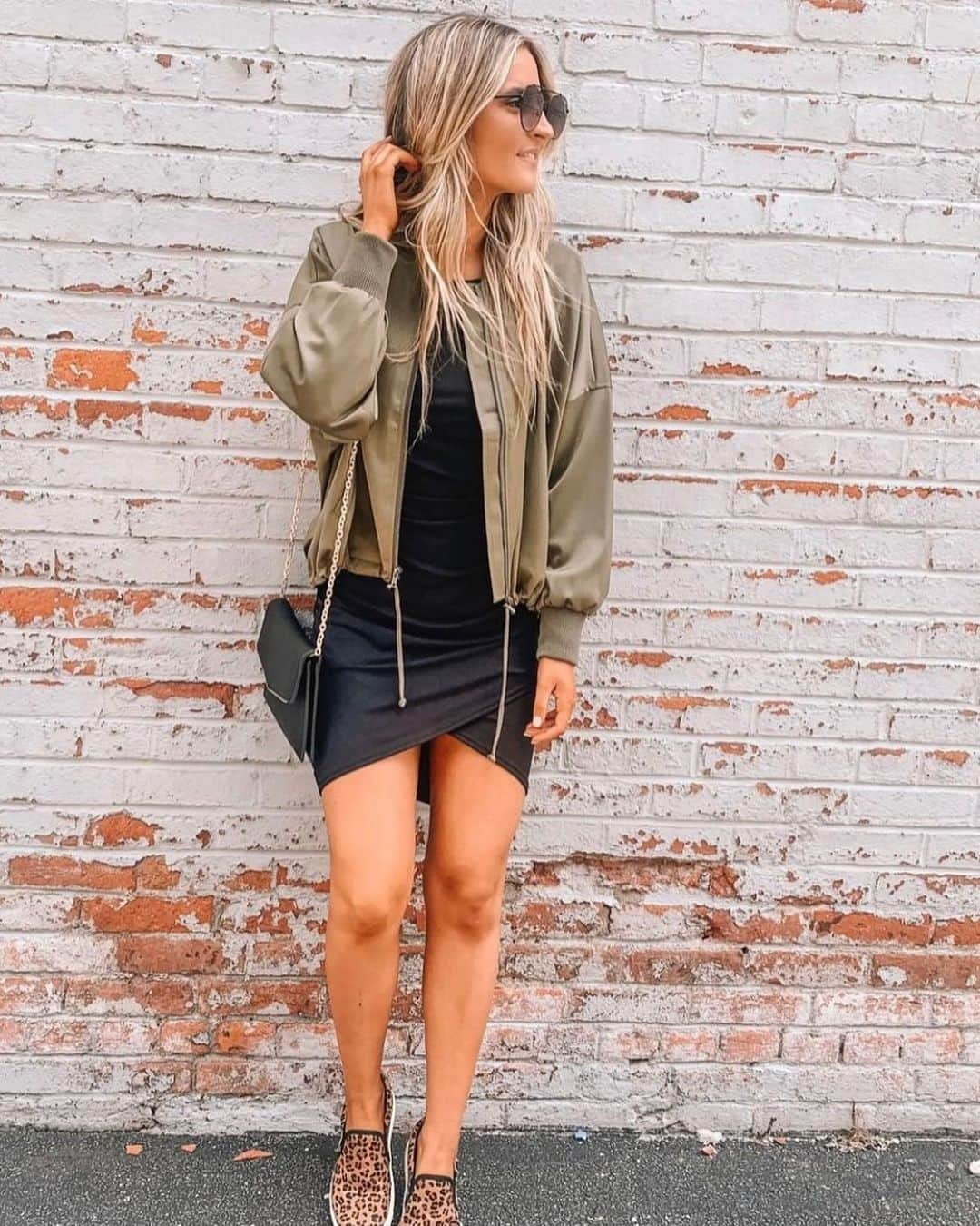 ビービーダコタさんのインスタグラム写真 - (ビービーダコタInstagram)「Need this bomber jacket in your closet RN. Indiana-based boutique @magnoliaboutiqueindianapolis making our ON DUTY SATIN BOMBER JACKET look instantly chic 👏🏼#jackbybbdakota #babesinbbd」8月28日 1時19分 - bbdakota