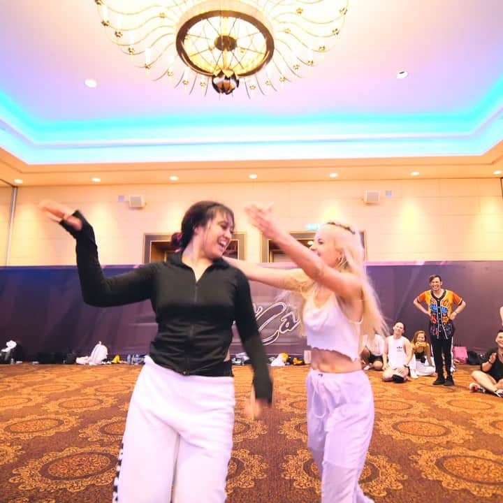 Nika Kljunのインスタグラム：「A trio u usually don’t see 😎🤩 Show love to my ladies @sienna.lalau & @haleymessick dancing with me all the way in Thailand! 🎋 @asia_camp #nikakljunchoreography . Man, it’s not easy to dance jet lagged but these ladies and the whole experience boosted my energy real quickly! 😁 Thank you Haley for assisting me and Sienna for sharing your passion for dance with me in class as well. The smile on my face says it all... ☺️❤️ . Song: #tudobom @staticofficial @beneltavori @jbalvin Location: Phuket island, Thailand . #girlsunited #girlpower #powerwomen #womensupportwomen #lovefordance #dancecamp #asiacamp #nikakljun #siennalalau #haleymessick #powerdance #dancin」