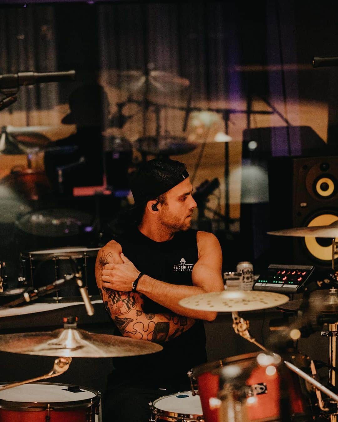 リアン・ドーソンのインスタグラム：「IM BACKKKKK. I had to take a break from social media because...just kidding I’m just lazy. I miss you all so much. Miss drumming too. Cold brew still coursing through these veins, don’t you worry. Love you!」