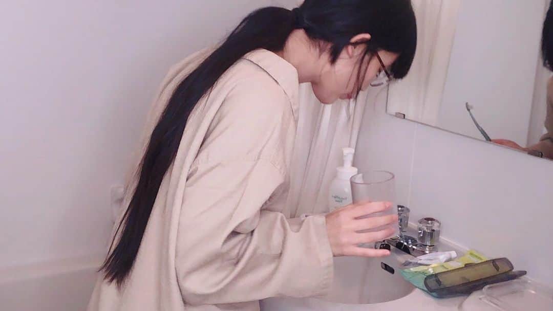 北見えりさんのインスタグラム写真 - (北見えりInstagram)「Self portrait.  #selfie #selfportait #japanesegirl #toothpaste #fujifilm #xt20 #xt20fujifilm」8月28日 1時38分 - eri_kitami