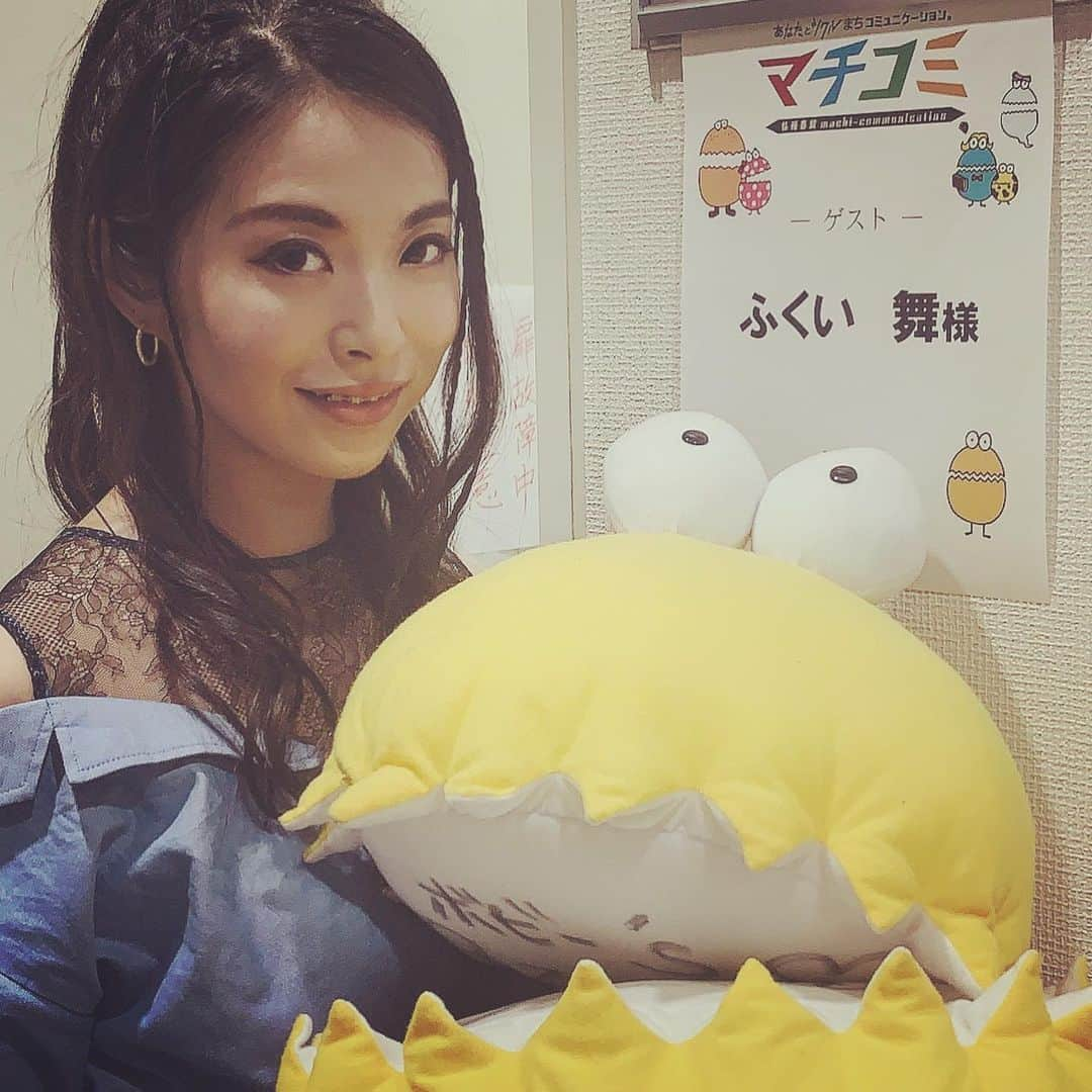 ふくい舞さんのインスタグラム写真 - (ふくい舞Instagram)「テレ玉『マチコミ』にゲスト出演させていただきました🥚✨ 山崎アナウンサーは２度目ましてでした。  馬場さんは、avexのスタッフの方が、彼はスゴイよってよく見本としてお話を聞いていたので 尊敬していた人でした。  実際お会いして、スゴイオーラのある方でした。 『ちょっと変わった特技』を聞かれて、よーーーく考えたんですが無駄に身体が柔らかいことしか出てこなくて  スタジオの空気も寒い感じになってしまったり、PVの自虐話も２人は優しくフォローをしてくださって、とにかく優しい空気に包まれたひとときでした✨  お二人に会えて、とても楽しかったです。  ありがとうございました😆 ＃テレ玉 #マチコミ #馬場俊英 #山崎彩紗 #ふくい舞 #それ恋」8月28日 1時40分 - maifukui1217