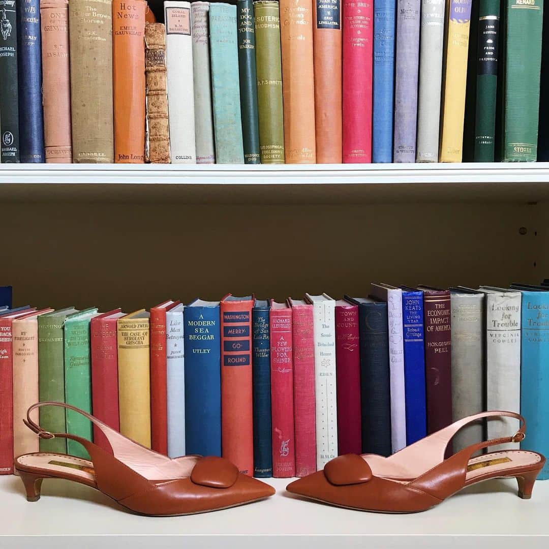 ルパートサンダーソンのインスタグラム：「Afternoon delight 🌈 | Misty in walnut calf, photographed at @farleigh_wallop | #CountryHouse #KittenHeels #RupertSanderson #FarleighWallop」
