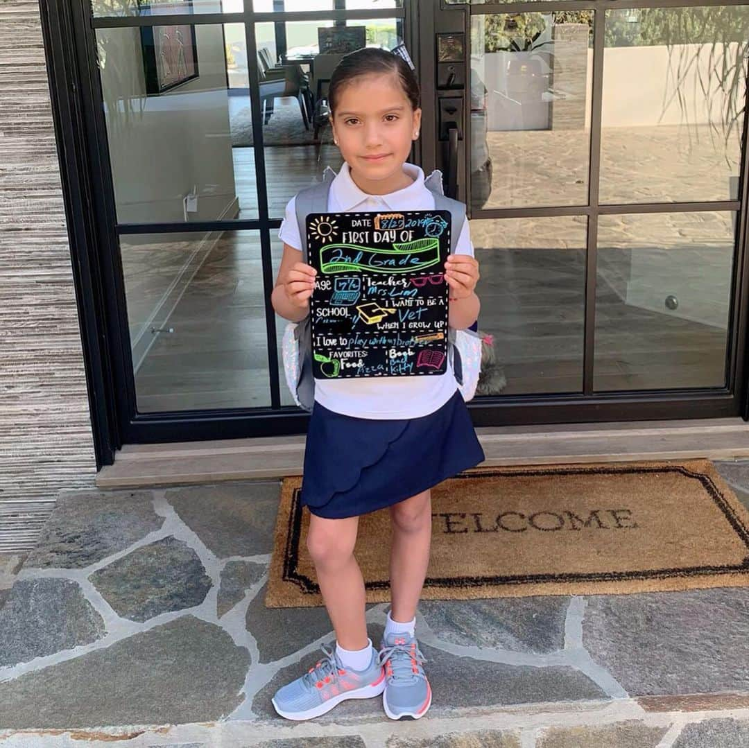 ロゼリン・サンチェスさんのインスタグラム写真 - (ロゼリン・サンチェスInstagram)「Just like that she’s a 2nd grader!!! Congrats #Sebelicious Have an amazing day at school!! No sigas creciendo!! Where’s my baby girl?!!!!! Te amo con todo mi ser... 💕💕」8月28日 1時44分 - roselyn_sanchez