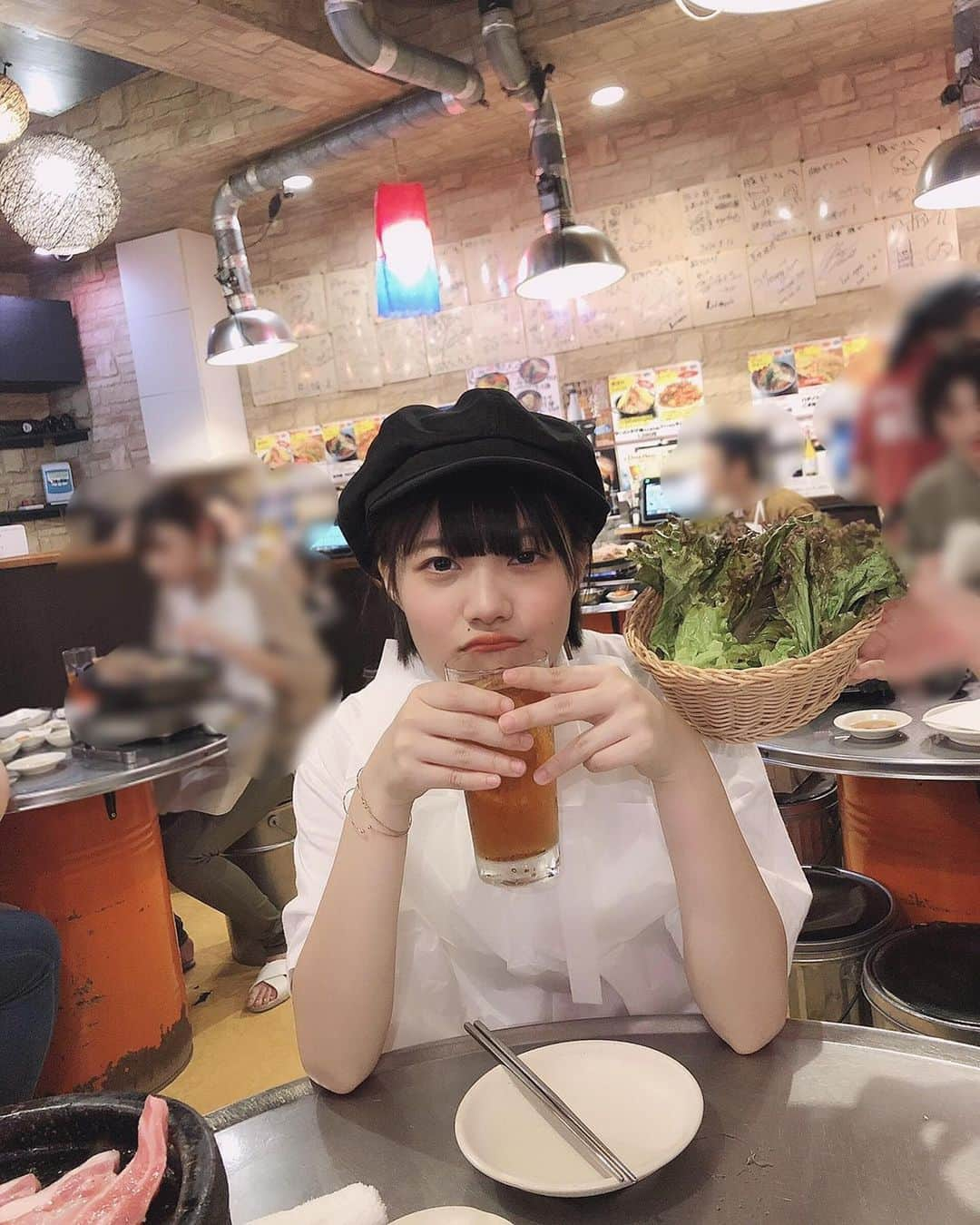 虹のコンキスタドールさんのインスタグラム写真 - (虹のコンキスタドールInstagram)「ママとお友達と美味しいご飯食べた時！！！幸せ感じちゃうね！！ ご飯食べるときは帽子取りましょうね〜〜！(取ったよ) #虹コン #ニジスタグラム #的場華鈴 #2zicon」8月28日 1時45分 - 2zicon