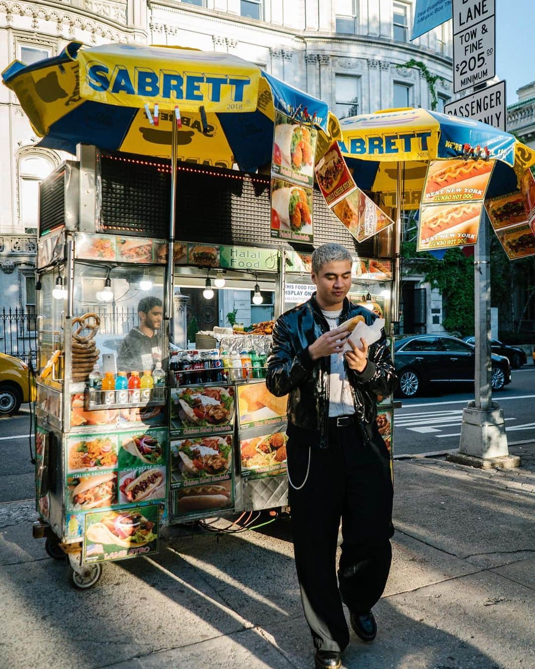 カルム・フッドのインスタグラム：「I remember this day like it was yesterday. My first New York hot dog. Tasted like absolute ass. 10/10 would try again. @dkessler 📸」