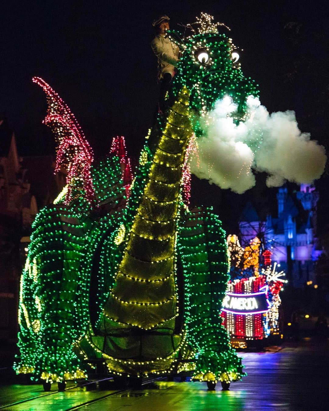 Disneyさんのインスタグラム写真 - (DisneyInstagram)「Did you know the Main Street Electrical Parade features half a million sparkling lights? See the dazzling display at @Disneyland Resort now through September 30. Link in bio for more.」8月28日 1時47分 - disney