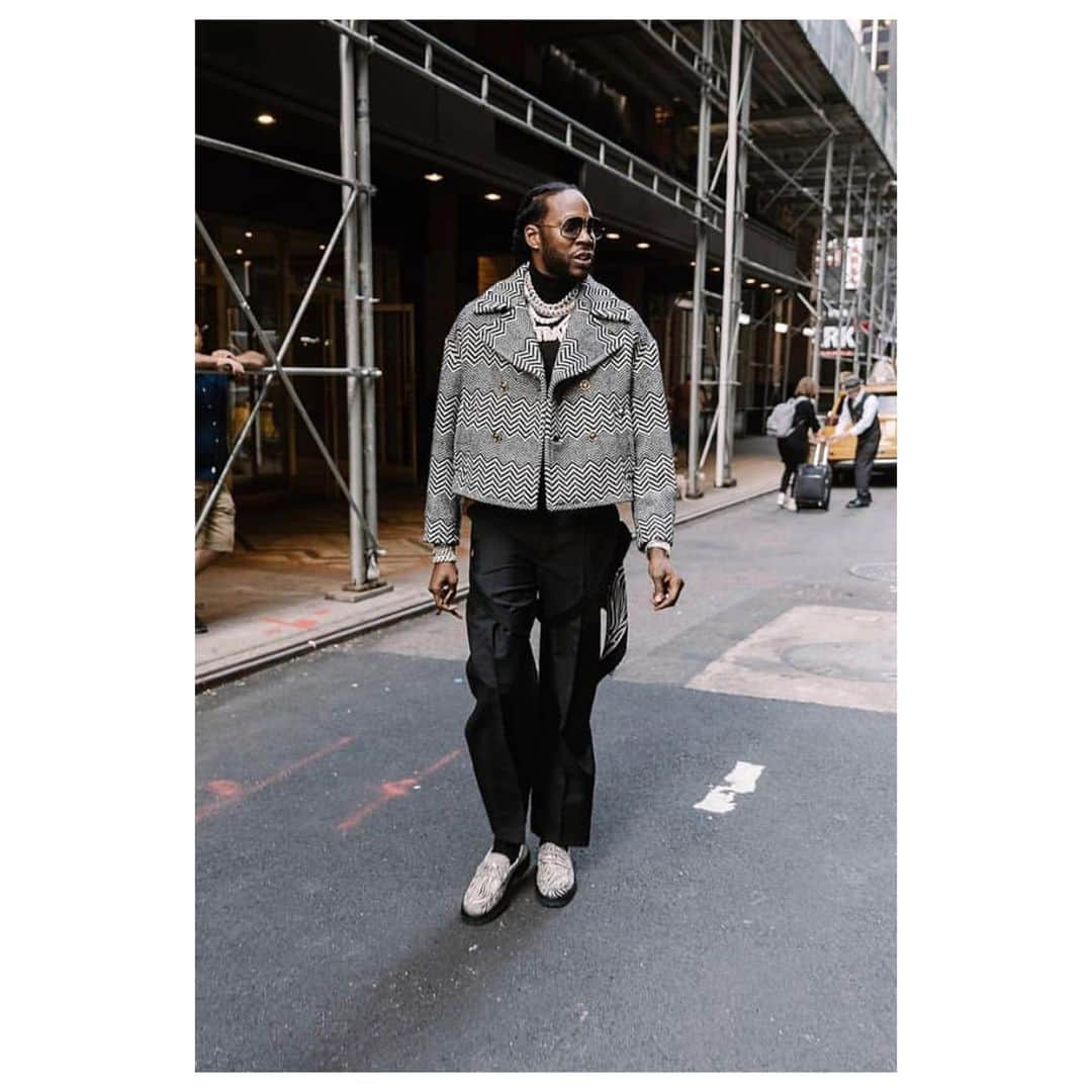 ジャンニヴェルサーチさんのインスタグラム写真 - (ジャンニヴェルサーチInstagram)「Hip-hop artist @2chainz attends the 2019 MTV Video Music Awards wearing a #VersaceFW19 total look, including a black and white chevron pattern coat and zebra motif loafers. #VMAs #VersaceCelebrities」8月28日 2時15分 - versace