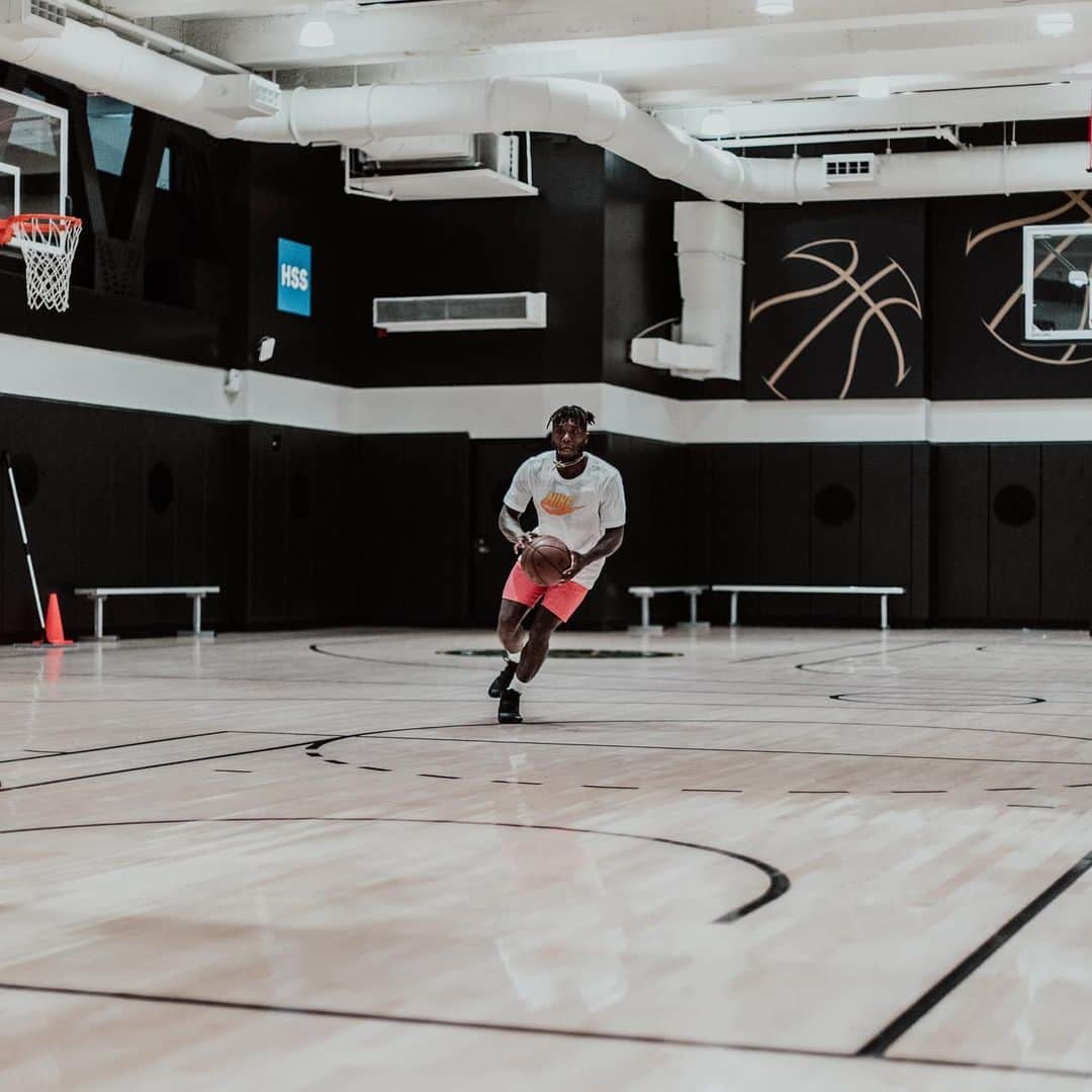 ネイト・ロビンソンさんのインスタグラム写真 - (ネイト・ロビンソンInstagram)「Had to pull up on my bro @chrishyppa in nyc just to workout lol 😂... it’s easy doing what you love ❤️ 🏀 #earnyakeeps #holdat  @mich_viljoen wit the flick」8月28日 2時16分 - naterobinson