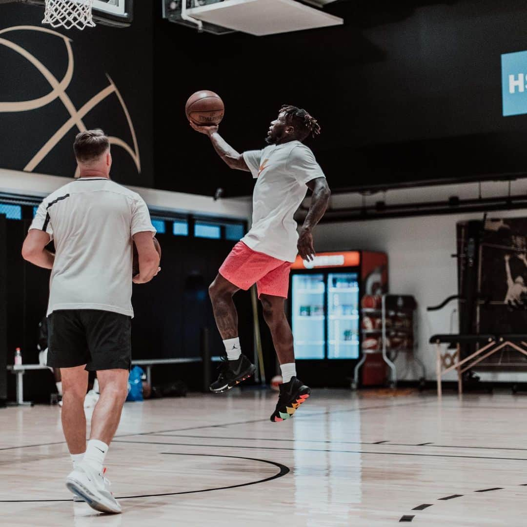 ネイト・ロビンソンさんのインスタグラム写真 - (ネイト・ロビンソンInstagram)「Had to pull up on my bro @chrishyppa in nyc just to workout lol 😂... it’s easy doing what you love ❤️ 🏀 #earnyakeeps #holdat  @mich_viljoen wit the flick」8月28日 2時16分 - naterobinson