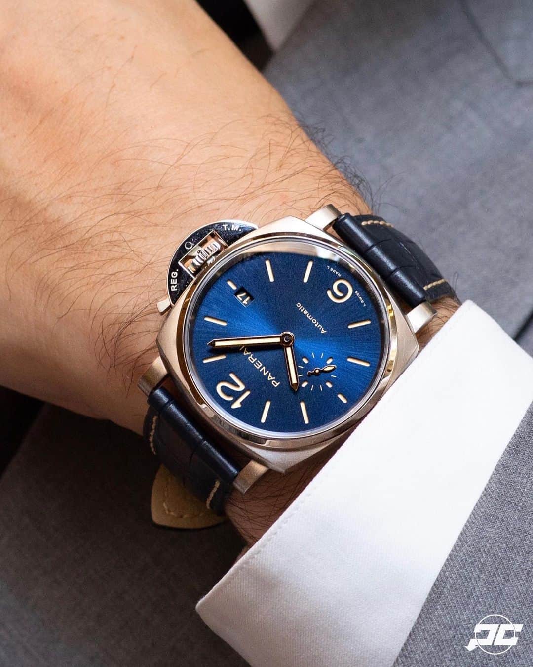 パネライのインスタグラム：「One of the new Luminor Due pieces from the collection released yesterday. This is the 42mm #PAM927 Titanium case with blue Satiné Soleil dial, gold hands, beige Lume, and powered by the P.900 Automatic movement with 3 day power reserve. #PaneraiCentral」
