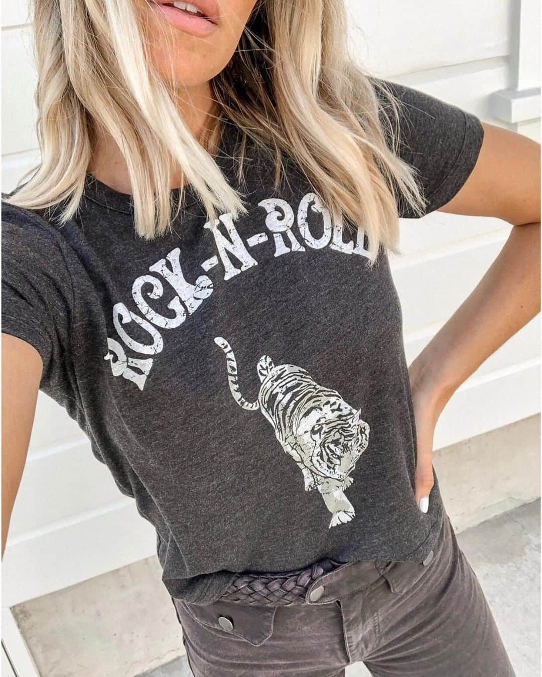 チェイサーのインスタグラム：「graphic tee of my dreams 😍 @christinebarraco #chaserbrand #rocknroll #graphictee」