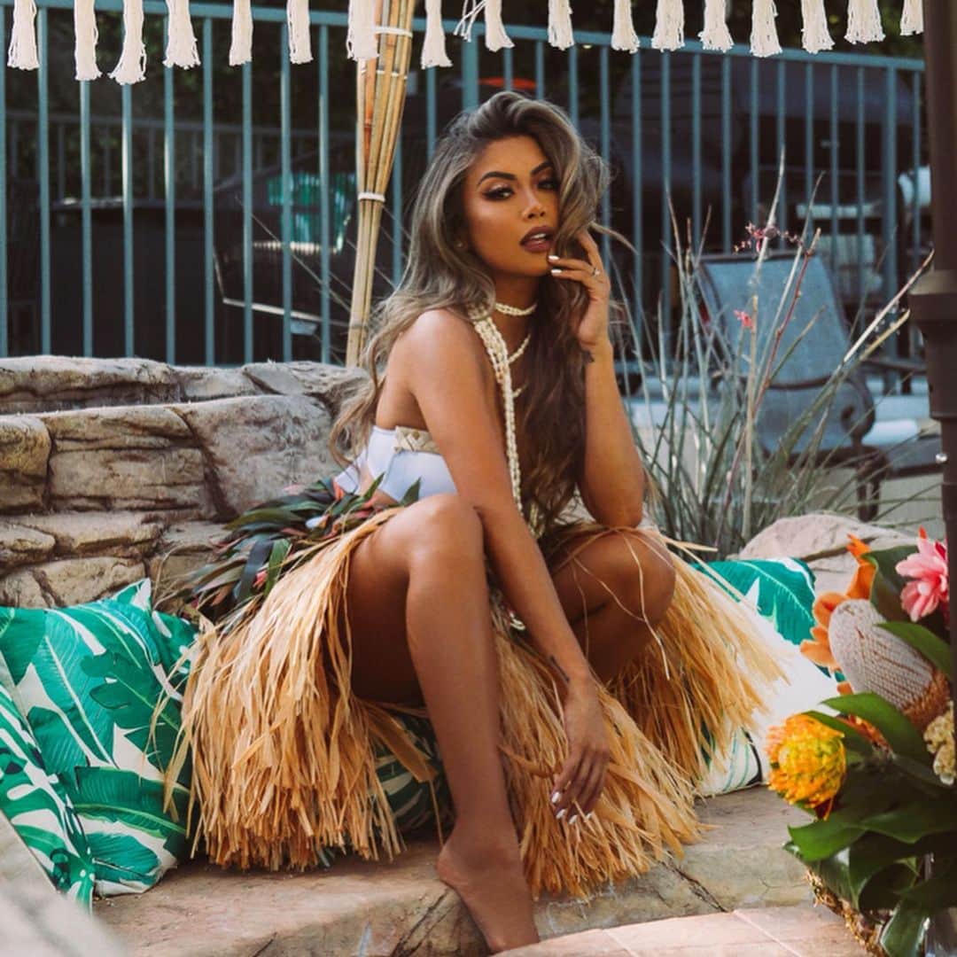 リアン Vさんのインスタグラム写真 - (リアン VInstagram)「Aloha 🌺 (Swipe left!) 📸: @alanszargoza  Makeup/Hair: @nicholerayartistry  Skin: @laseraway  Bronzed By: @tanyap126」8月28日 2時33分 - lianev