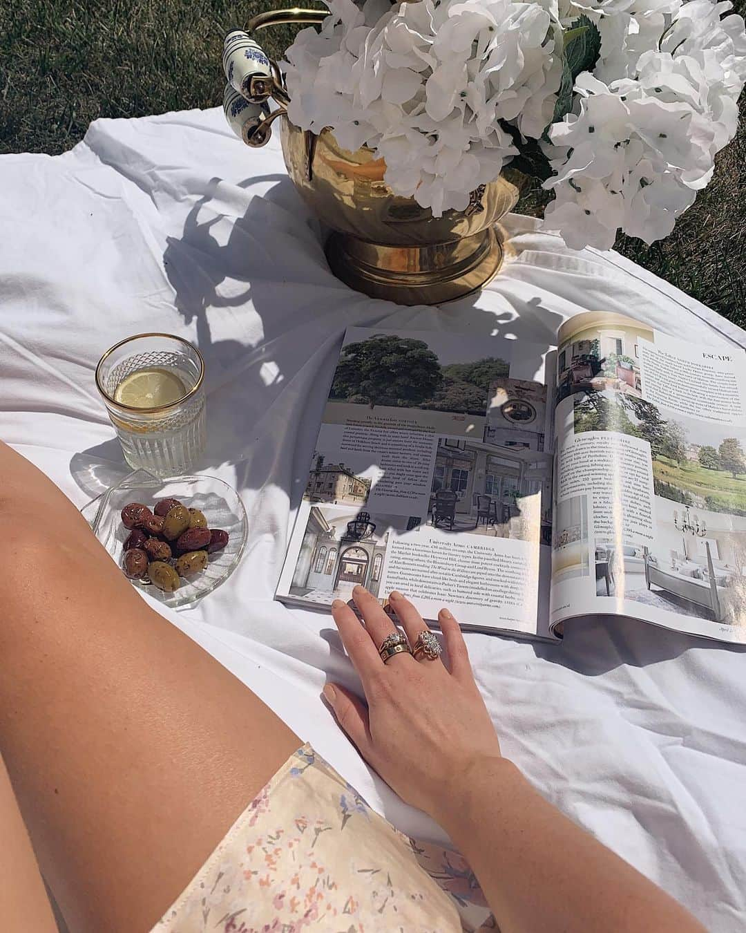 Kelsey Simoneさんのインスタグラム写真 - (Kelsey SimoneInstagram)「Had a little backyard picnic with myself the other day... 🍊Being alone doesn’t have to be lonely. Iv learned to take all of the alone time I am given, and make use of it! Everything you see as a negative in your day you can easily be turned to a positive! Teach yourself something, start a new hobby, plan for your future, & get creative.. this alone time can soon become your favorite time of day!! ( took these photos with a tripod! Hehe)」8月28日 2時36分 - k.els.e.y