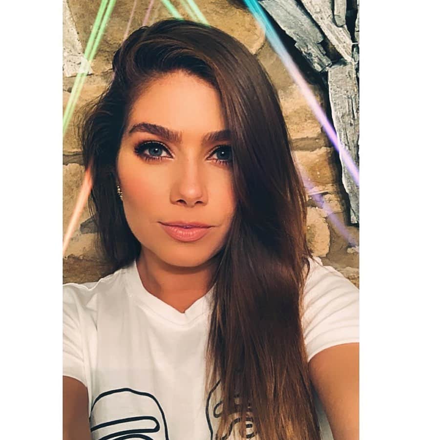 ニッキー・サンダーソンのインスタグラム：「This is not right now, I categorically do NOT look like this right now, right now I look feral....🧟‍♀️ #tb #filter #selfie #pose #poser #dontlooklikethisnow #scruffyrightnow」
