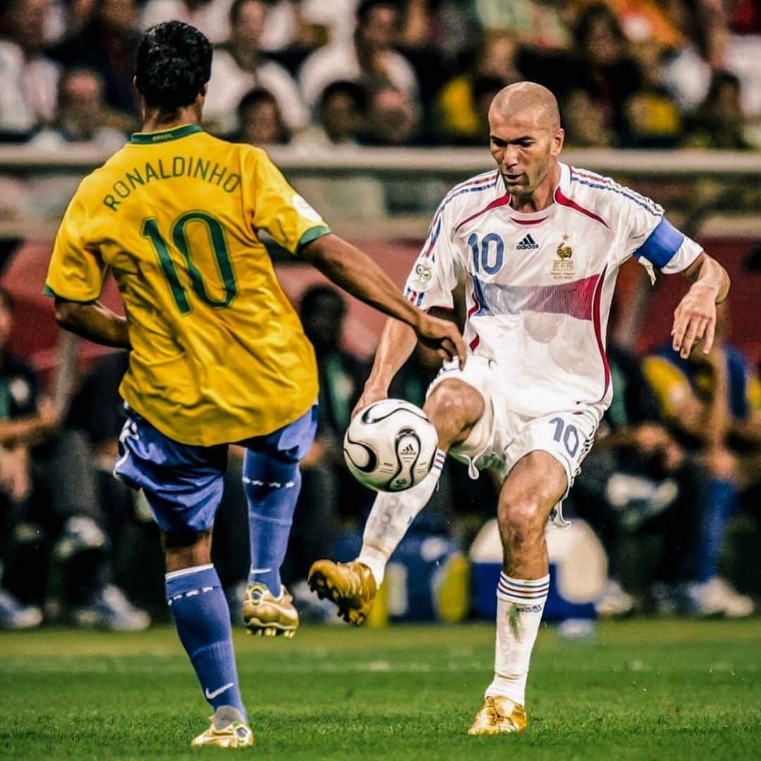 のインスタグラム：「Duelo de Lendas ...⚽️ 💛 Qual dos dois você escolheria?🤔👇🏾 1️⃣ #Ronaldinho 2️⃣ #Zidane . . . . . . #fifaworldcup #futebolbrasileiro #futebol #futebol2019 #ronaldo9 #ronaldinhogaucho #ronaldinho #zidane #futebolarte #zinedinezidane #futebol2019」
