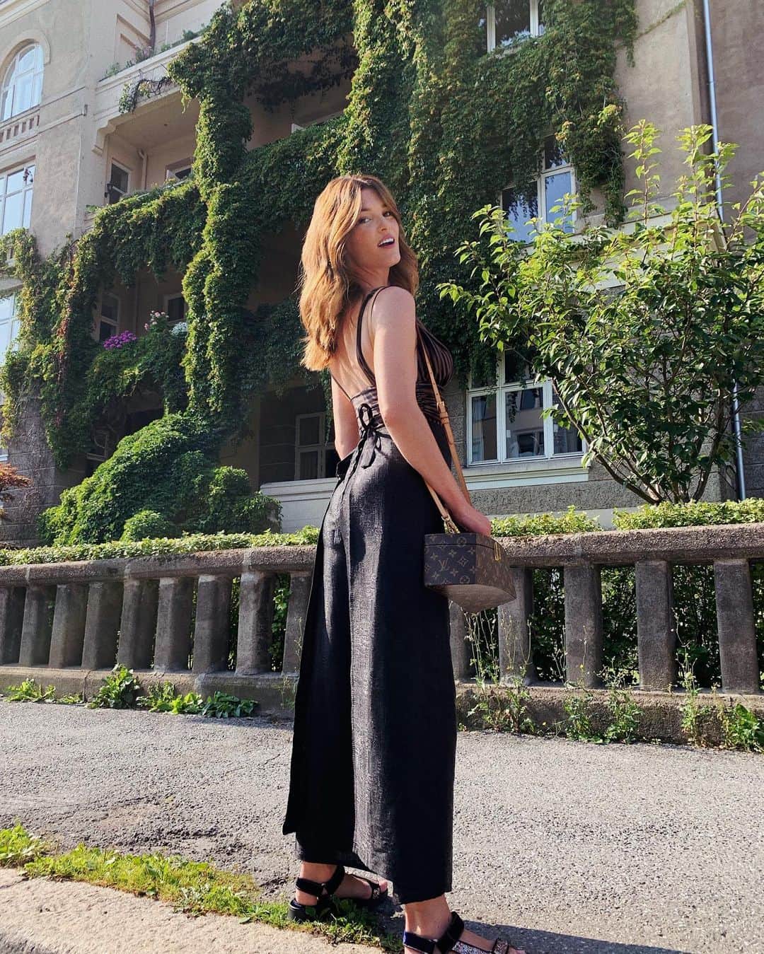 Hanneli Mustapartaさんのインスタグラム写真 - (Hanneli MustapartaInstagram)「Lemme tell you, that these pants are from a trip to Cambodia years ago and they are such a favorite and so fun to style with my summer pieces. The textile industry is one of the worst polluters we’ve got, so aiming to find long time favorites to add to my closet is key and it’s also sustainable. One more garment to love, cherish and get lots of wear out of, means one less fast fashion piece bought. #sustainablefashion」8月28日 2時45分 - hannelim