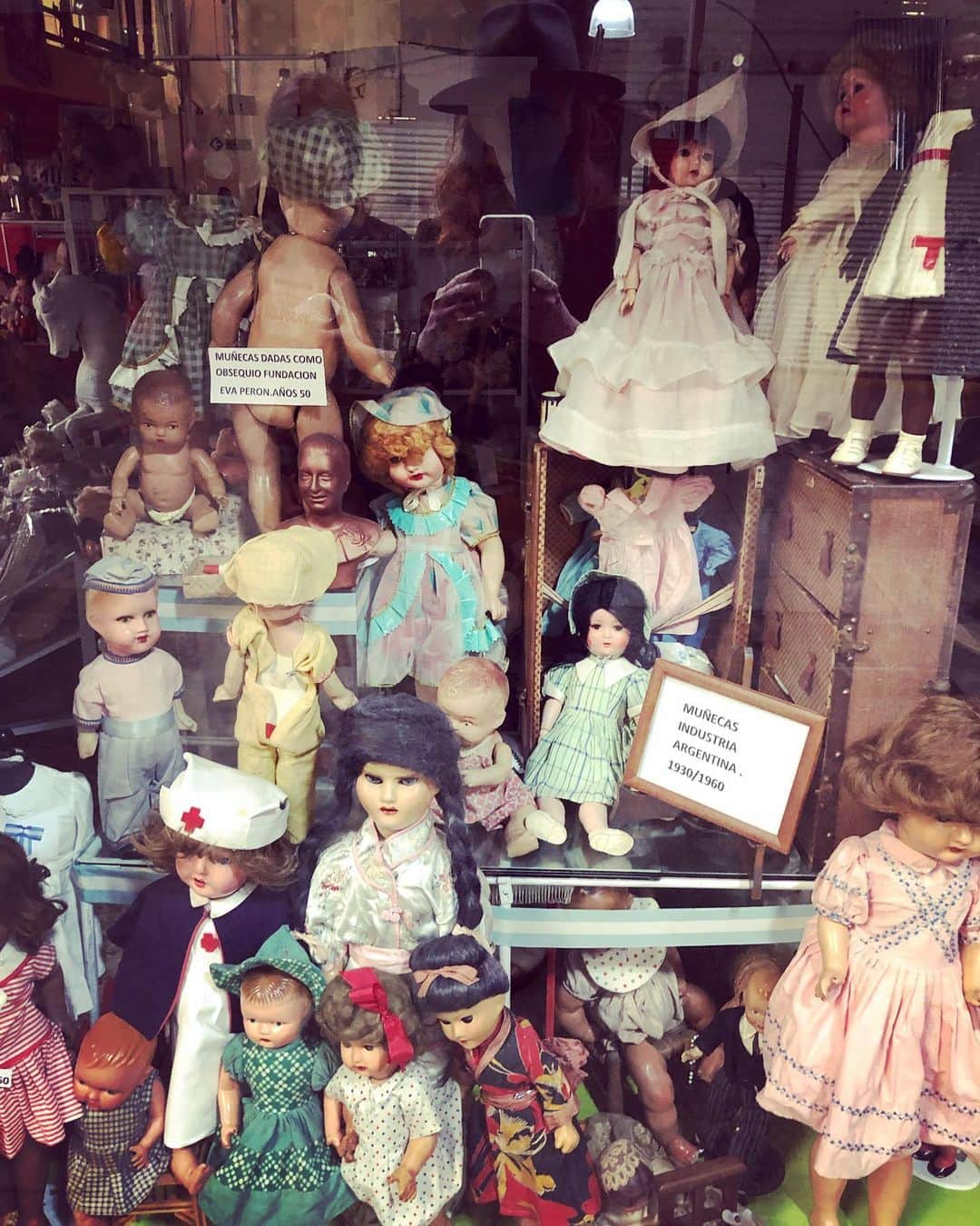 ミランダ・オットーさんのインスタグラム写真 - (ミランダ・オットーInstagram)「Why does this storefront I snapped in Argentina look like it belongs in Greendale? Or Annabelle? 😂 🖤😈💁‍♀️🧸#creepydolls #argentina #greendale」8月28日 2時48分 - miranda.otto