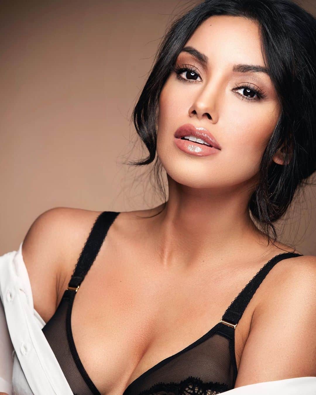 ゼリカ・シルバーのインスタグラム：「Fun fact: my name is not made up lol. A lot of people think it’s my stage name because I’m Mexican. I have my mother’s last name and her side of the family. Sometimes I wish I had my father’s last name to sound more Latina but either way I’m proud of my roots 😜 | Can you guess the origin of my last name? 📷: @dawlinphotography 💄: @makeupbydangelo . . . #headshot #photoshoot #latina」