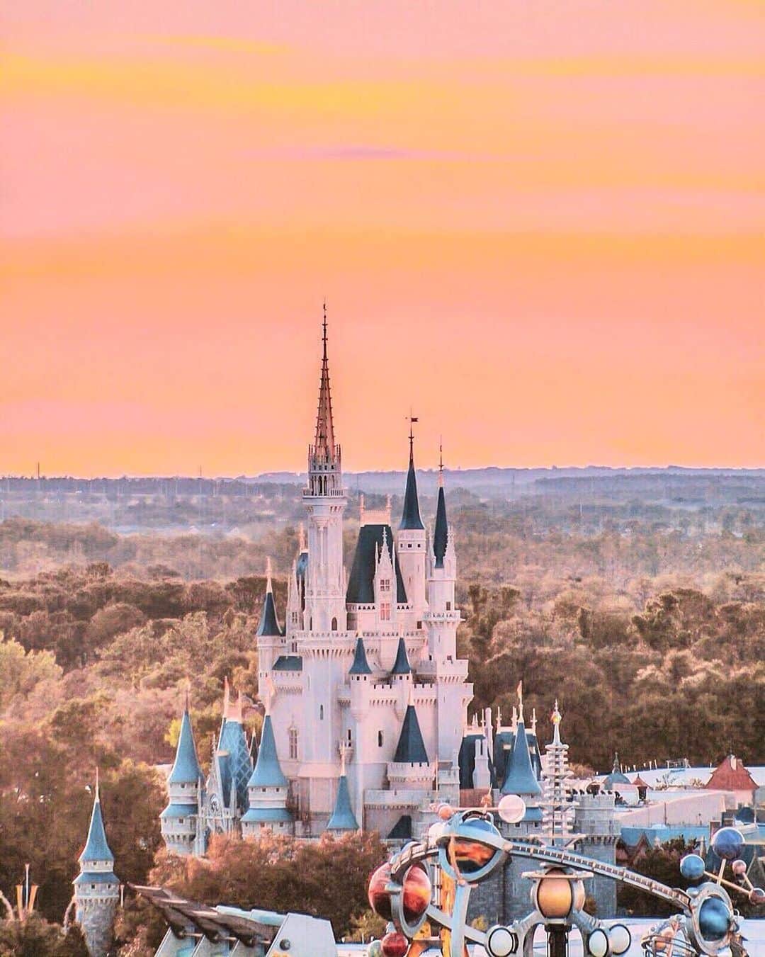 のインスタグラム：「Contemporary views + Castle sunsets = 😍 #WaltDisneyWorld (📷: @disneywithmar)」