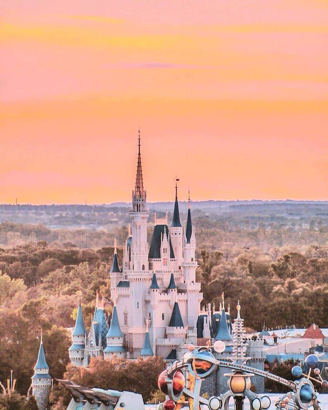 Walt Disney Worldさんのインスタグラム写真 - (Walt Disney WorldInstagram)「Contemporary views + Castle sunsets = 😍 #WaltDisneyWorld (📷: @disneywithmar)」8月28日 2時51分 - waltdisneyworld