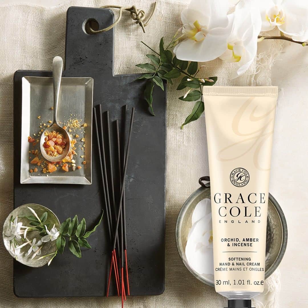 Grace Coleさんのインスタグラム写真 - (Grace ColeInstagram)「Sensual, deep and indulgent, this is our beautiful ode to hothouse orchids and their seductive - bordering on indecent - allure.  The exotic, sweet floral accord is enhanced by the syrupy glow of luminous amber and a smoky, spicy, heady plume of incense, cedarwood and vanilla.  All together, an addictive and bewitching blend that radiates like soft candlelight  #indulgent #orchids #amber #incense #orchidamberincense #allure #luminous #addictive #candlelight #beautiful」8月28日 3時01分 - gracecoleltd