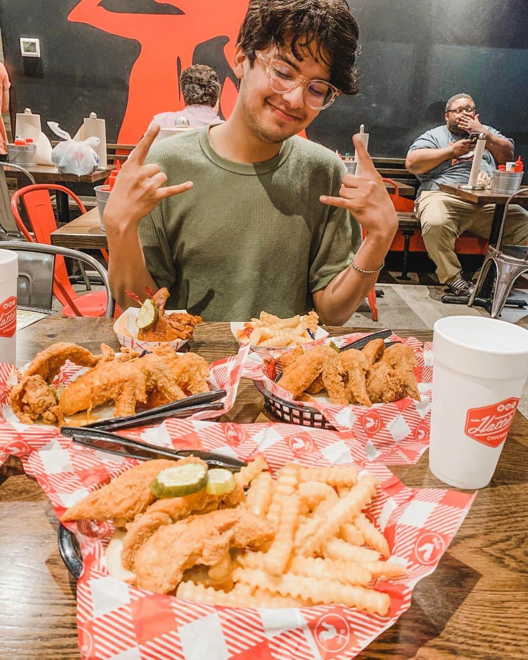 メアリー・モーサのインスタグラム：「season 3 - season 1: #transformationtuesday - the hair and glasses may have changed, but this boy still loves his chicken as much as ever 😂 SWIPE FOR SEASON 1 THROW BACK XOLO ❤️」