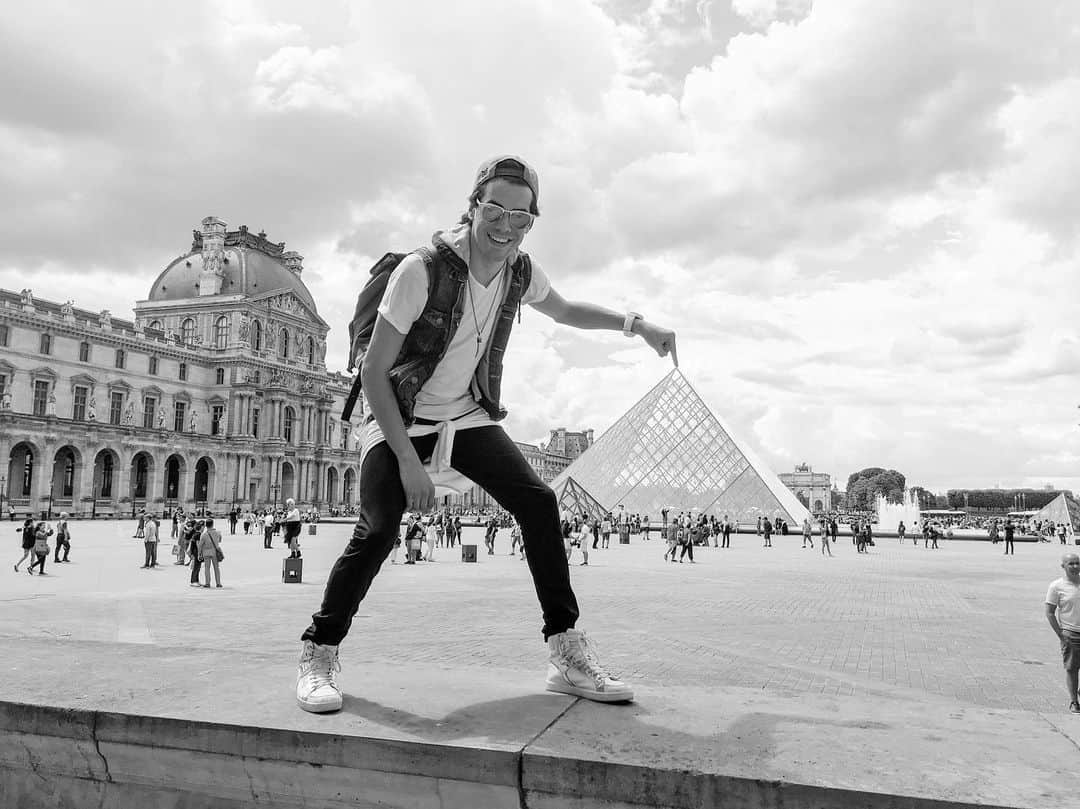 サム・アウヴェスさんのインスタグラム写真 - (サム・アウヴェスInstagram)「le louvre est tellement incroyable que j'ai passé une jour entière à l'intérieur! #louvre #paris」8月28日 3時05分 - samalvesmusic