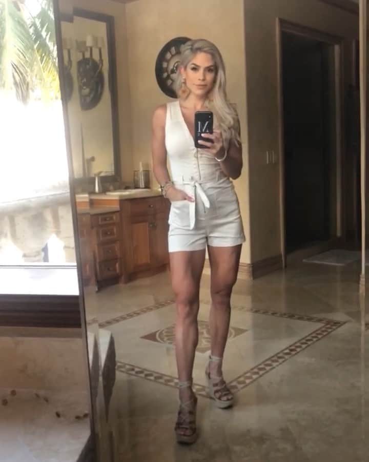 Michelle Lewinのインスタグラム：「Approved?🤷🏼‍♀️😘」