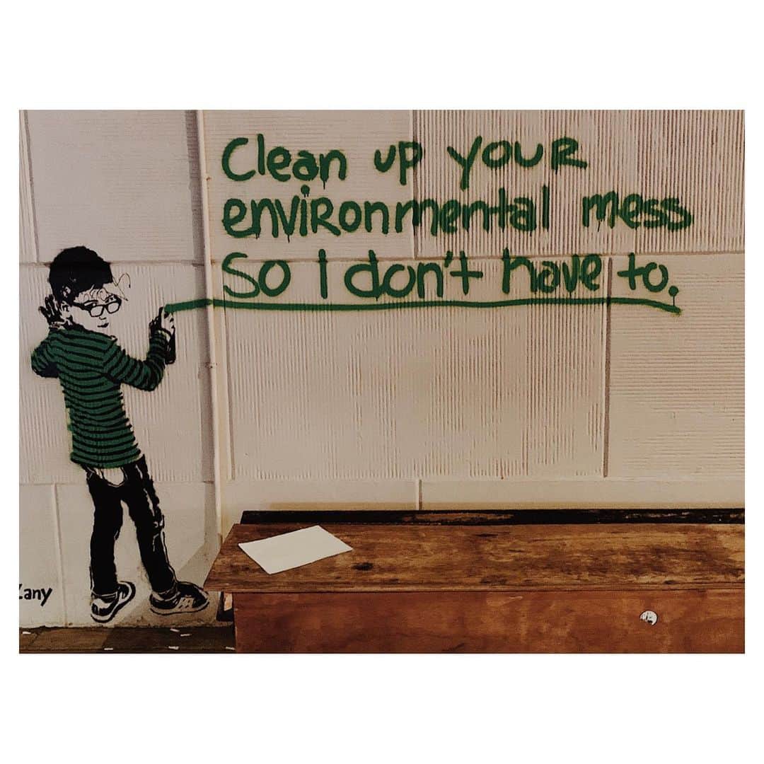 ナタリア・コルドバ・バックリーのインスタグラム：「🌀No seriously. If you have children (yours or not) in your life that you love...this is our lesson. The environmental crisis we are facing is a result of choices. Just that. Human choices. Ours now and the past’s choices. So, for the kids we love and those they will love and so on, make the choices needed to change the direction we are heading in. It’s just a choice at a time. Never perfect or 100% correct but with the thought in mind. Conscious choices.  To consume or not consume (physically, mentally, spiritually,emotionally) this?  One at a time. Empower what reflects your humanity.」